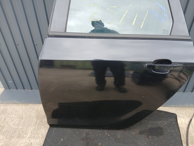 10004 Opel Astra J 2009-2015 Bal hátsó Ajtó Használt Fekete Z20r