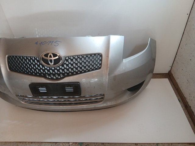 10115 Toyota Yaris II. 2005-2011 első Lökhárító Ezüst