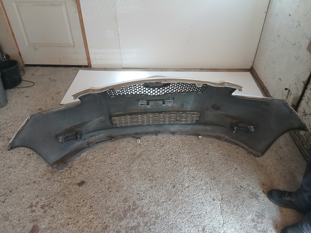 10115 Toyota Yaris II. 2005-2011 első Lökhárító Ezüst