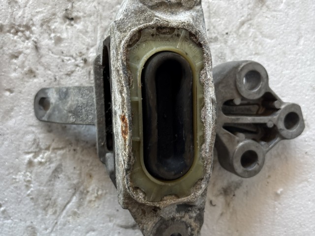 Opel Zafira C 2011 motortartó bak 1.4 turbó