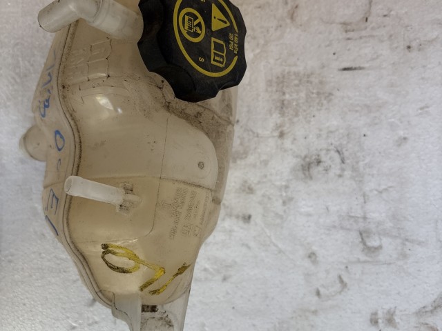Opel Corsa E 2014- 2014-2019 Kiegyenlítő tartály Használt   