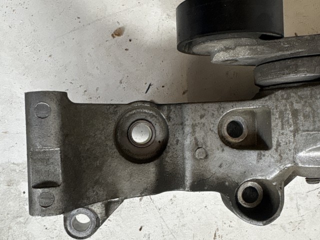 Opel Astra J 2009-2015 generátor tartóbak Használt 1.7 CDTI