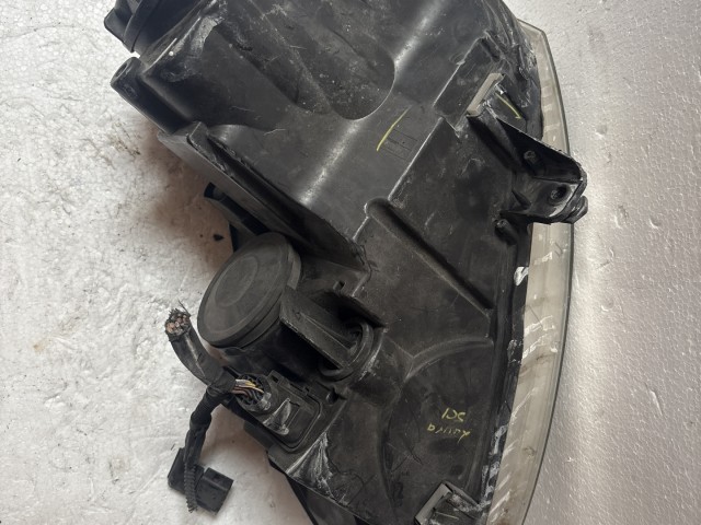 8469 Volkswagen Golf V. 2003-2008 Lámpa , Fényszóró Használt Jobb első