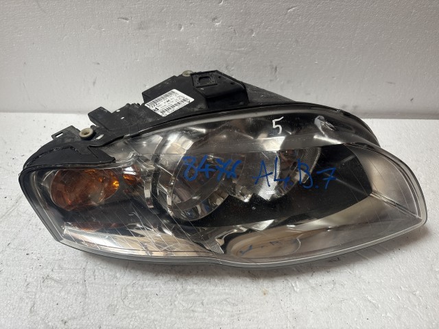 8476 Audi A4 B7 2004-2008 Lámpa , Fényszóró Használt Jobb első