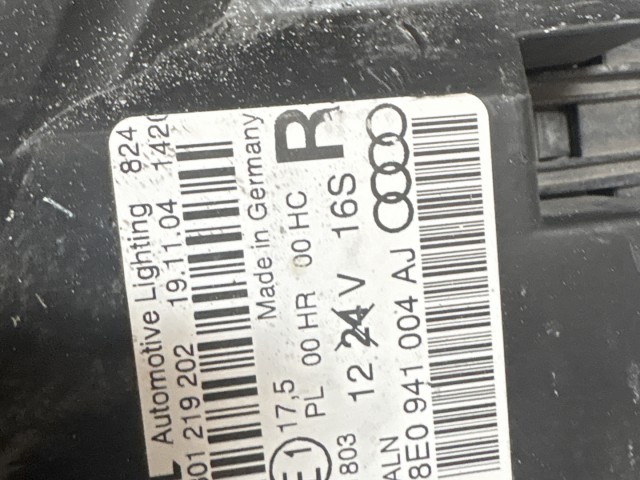 8476 Audi A4 B7 2004-2008 Lámpa , Fényszóró Használt Jobb első