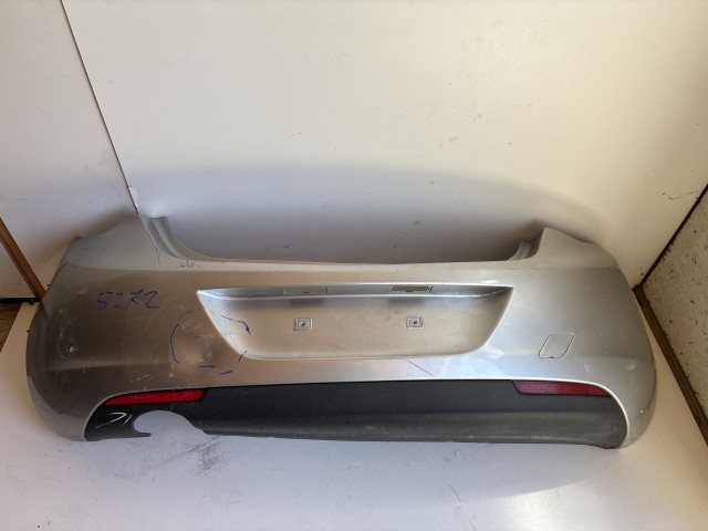5272 Opel Astra J 2009-2015 Hátsó Lökhárító Használt Szürke