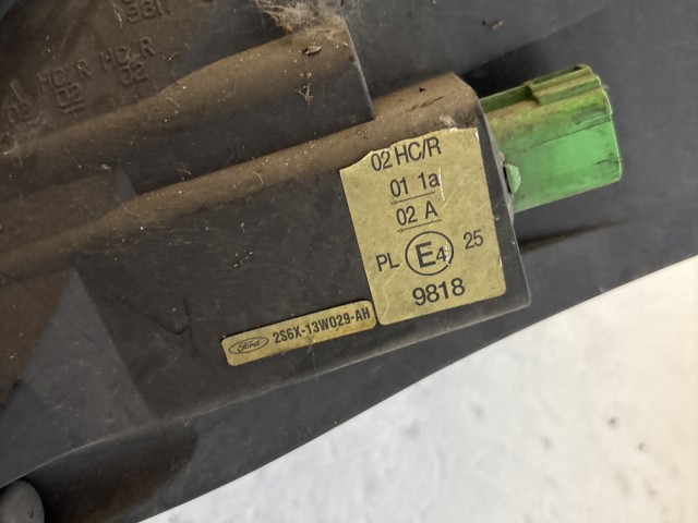 8350 Ford Fiesta v 2002-2004 Jobb első Lámpa Fényszóró