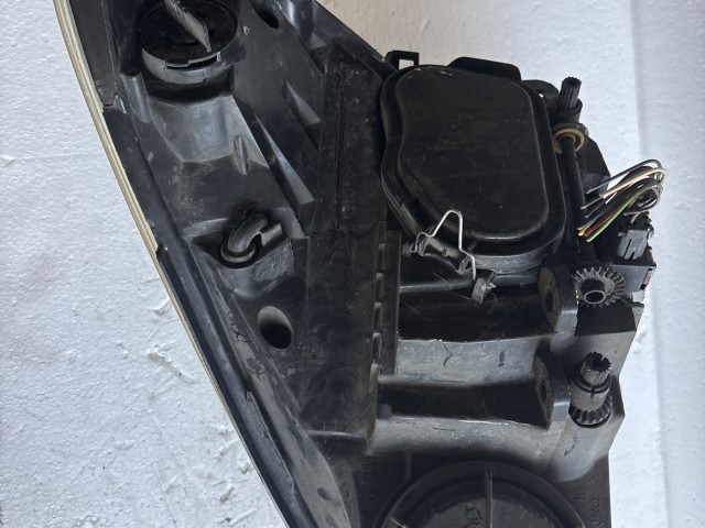 9056 Opel Corsa D 2006-2014 Lámpa , Fényszóró Használt Jobb első