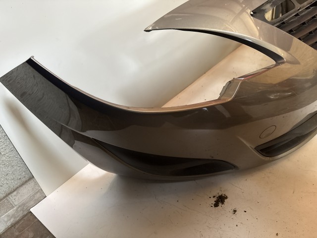 12363 Opel Meriva B 2010-2017 első Barna Lökhárító Használt Z40w