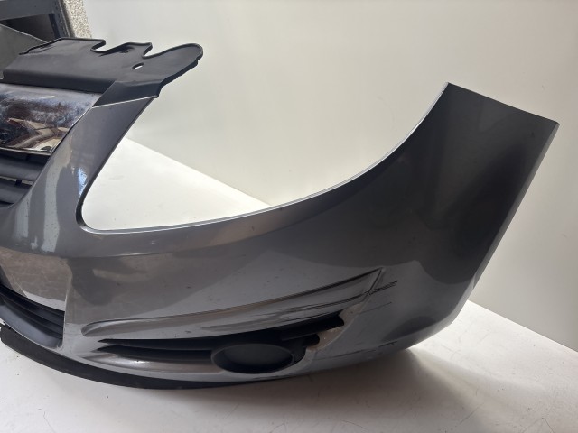 12435 Opel Corsa D első Lökhárító Szürke Z163