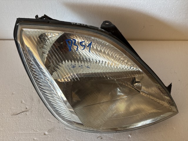 8351 Ford Fiesta v 2002-2005  Jobb első Lámpa Fényszóró