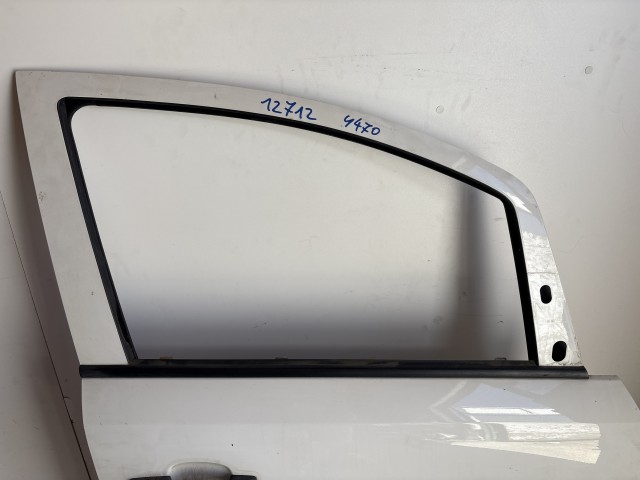 12712 Opel Zafira B Jobb első Ajtó Fehér Y474