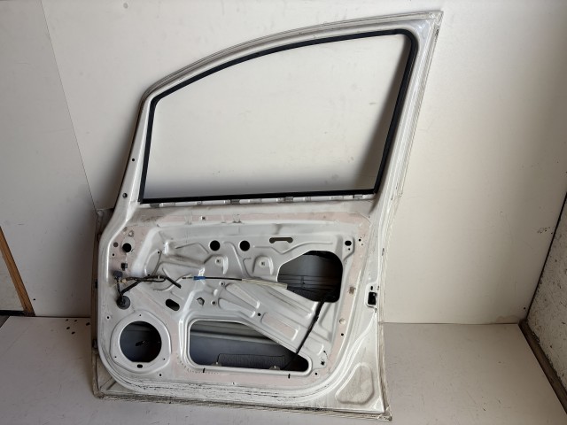 12712 Opel Zafira B Jobb első Ajtó Fehér Y474