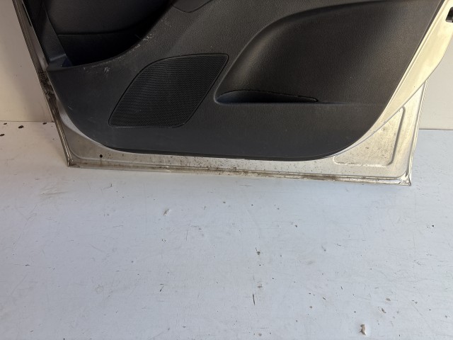 12831 Opel Meriva B Jobb első Ajtó Ezüst Z176