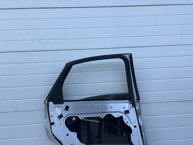 12855 Ford Focus II. Bal hátsó Ajtó ezüst 5 ajtós