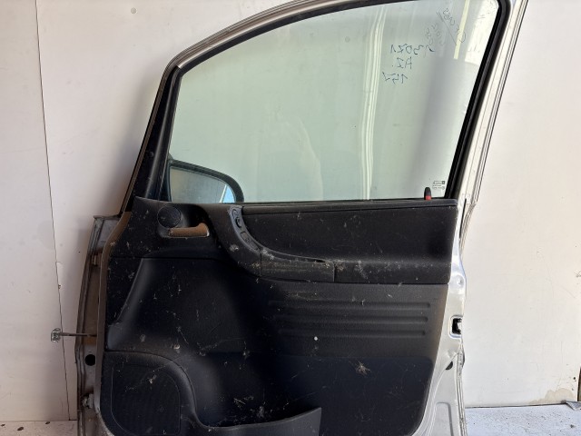 13071 Opel Zafira A  Jobb első  Ajtó Ezüst Z157