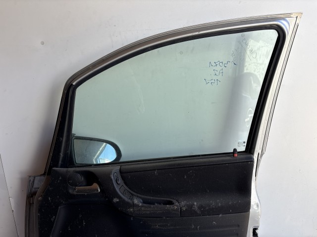 13071 Opel Zafira A  Jobb első  Ajtó Ezüst Z157