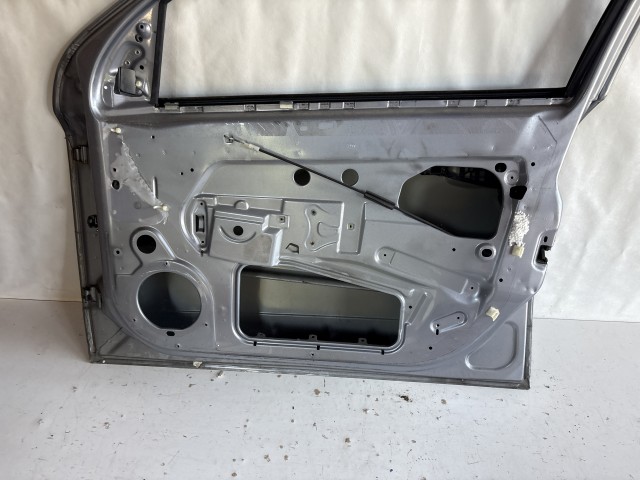 13200 Opel Astra H Jobb első Ajtó Szürke  Z163