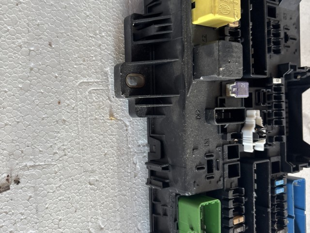 Opel Astra H Motortéri biztosítéktábla Használt
