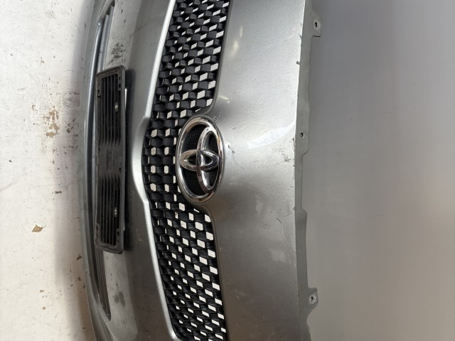 13433 Toyota Yaris II. 2005-2011 első Lökhárító Szürke