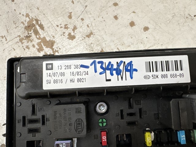 Opel Astra H 2004-2010 Motortéri biztosítéktábla Használt