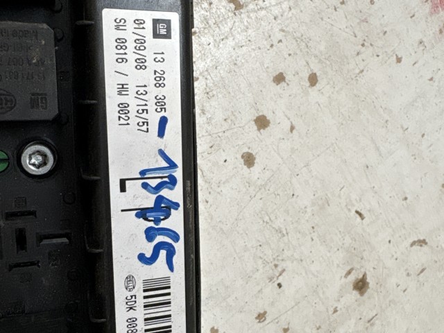 Opel Astra H 2004-2010 Motortéri biztosítéktábla Használt