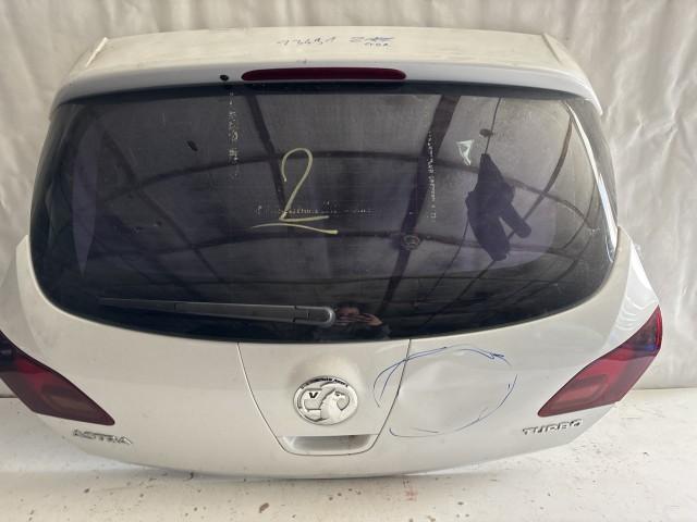 13491 Opel Astra J 2009-2015 Csomagtérajtó Használt  Fehér a képen látható sérüléssel