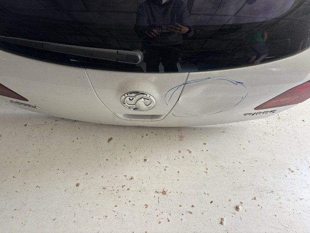 13491 Opel Astra J 2009-2015 Csomagtérajtó Használt  Fehér a képen látható sérüléssel