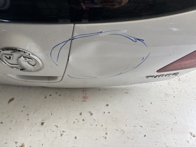 13491 Opel Astra J 2009-2015 Csomagtérajtó Használt  Fehér a képen látható sérüléssel