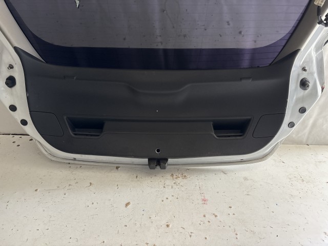 13491 Opel Astra J 2009-2015 Csomagtérajtó Használt  Fehér a képen látható sérüléssel