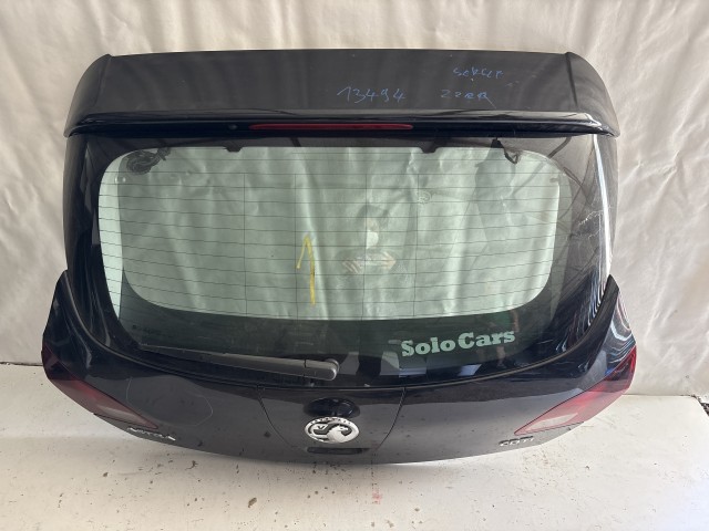 13494 Opel Astra J 2009-2015 Csomagtérajtó Használt  Fekete a képen látható sérüléssel