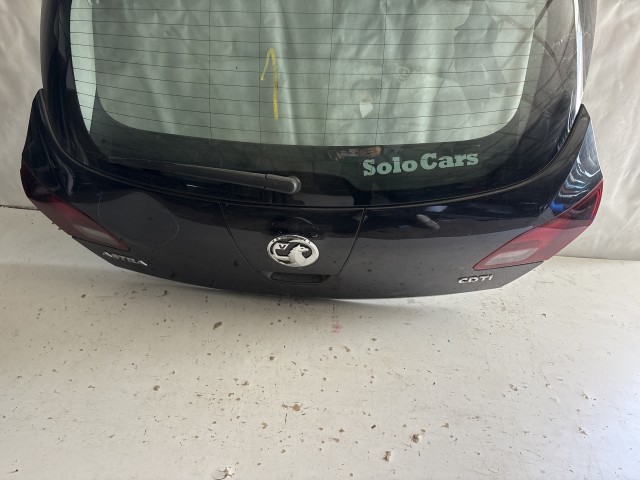 13494 Opel Astra J 2009-2015 Csomagtérajtó Használt  Fekete a képen látható sérüléssel