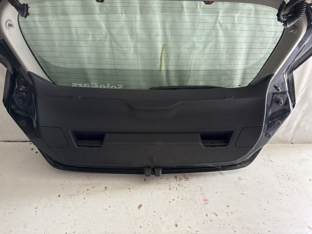 13494 Opel Astra J 2009-2015 Csomagtérajtó Használt  Fekete a képen látható sérüléssel
