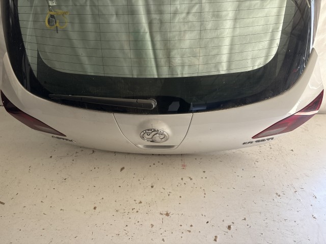 13519 Opel Astra J 2009-2015 Csomagtérajtó Fehér 5 ajtós