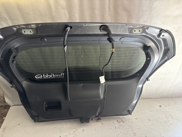 13553 Ford Fiesta Mk6 2008-2019 Csomagtérajtó Használt  Fekete a képen látható sérüléssel