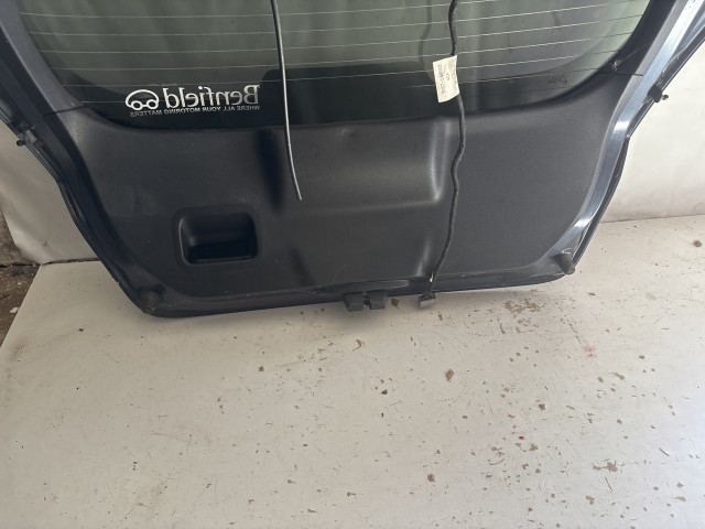 13553 Ford Fiesta Mk6 2008-2019 Csomagtérajtó Használt  Fekete a képen látható sérüléssel