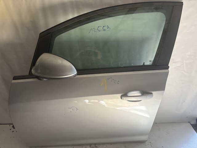 13559 Opel Astra J Bal első Ajtó Ezüst Z176 a képen látható sérüléssel