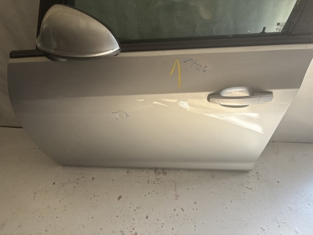 13559 Opel Astra J Bal első Ajtó Ezüst Z176 a képen látható sérüléssel
