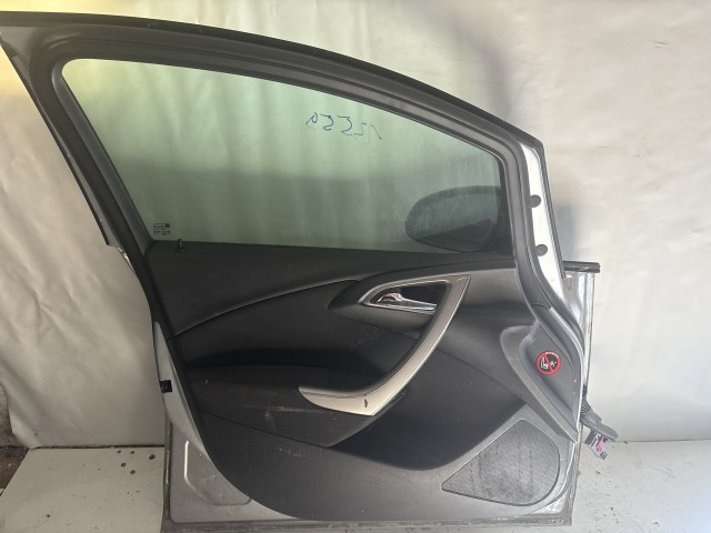 13559 Opel Astra J Bal első Ajtó Ezüst Z176 a képen látható sérüléssel