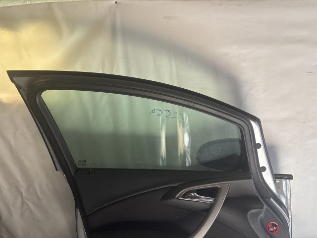 13559 Opel Astra J Bal első Ajtó Ezüst Z176 a képen látható sérüléssel