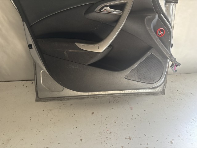 13559 Opel Astra J Bal első Ajtó Ezüst Z176 a képen látható sérüléssel