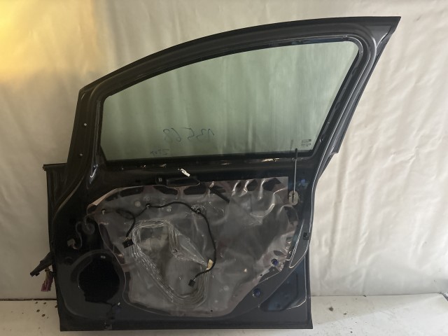 13568 Opel Astra J Jobb első Ajtó Fekete Z20r a képen látható sérüléssel