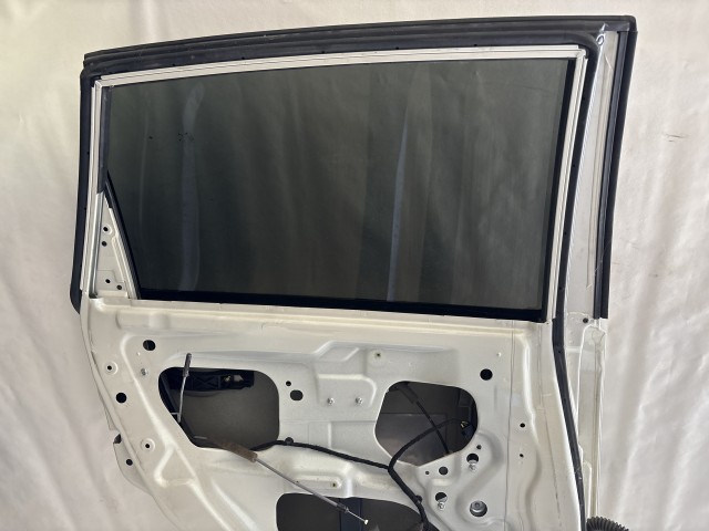 3166 Opel Antara 2006-2015 Bal hátsó Ajtó Használt Kagyló fehér