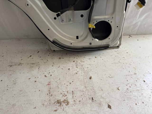 3166 Opel Antara 2006-2015 Bal hátsó Ajtó Használt Kagyló fehér