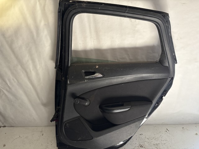 13700 Opel Astra J sedan Jobb hátsó Ajtó Fekete Z20c 4 ajtós