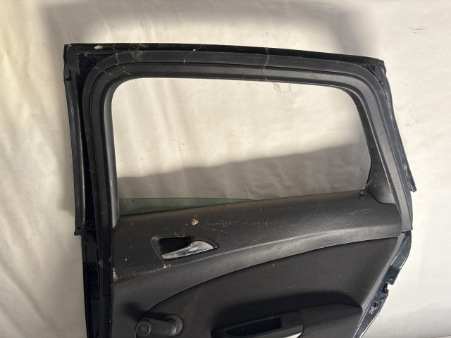 13700 Opel Astra J sedan Jobb hátsó Ajtó Fekete Z20c 4 ajtós