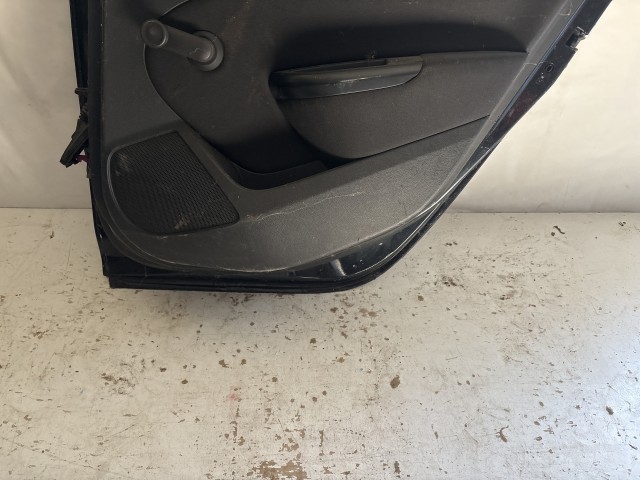 13700 Opel Astra J sedan Jobb hátsó Ajtó Fekete Z20c 4 ajtós