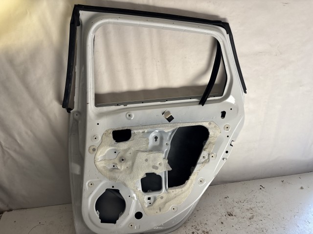 13701 Opel Astra J Sedan Jobb hátsó Ajtó Fehér 4 ajtós