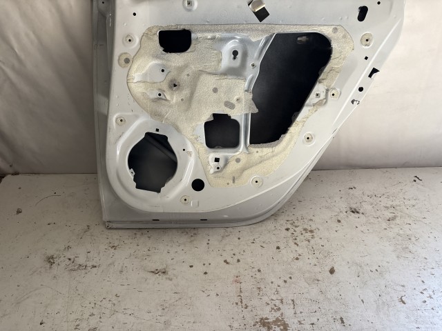 13701 Opel Astra J Sedan Jobb hátsó Ajtó Fehér 4 ajtós