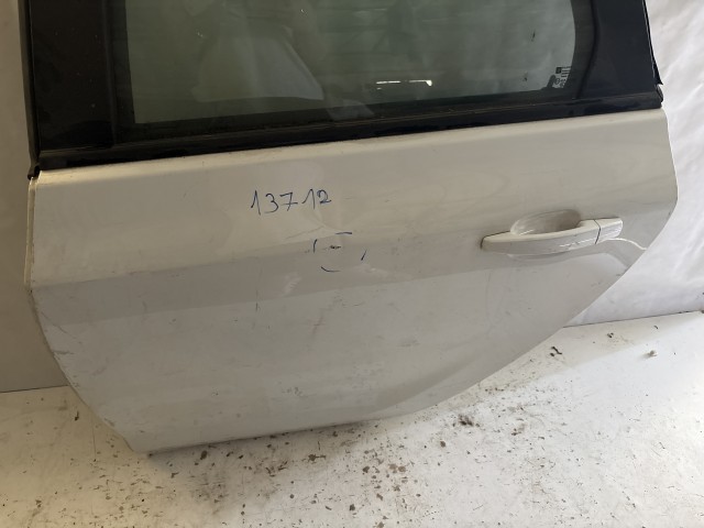 13712 Opel Astra J Bal hátsó Ajtó Fehér 5 AJTÓS a képen látható sérüléssel